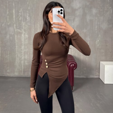 T-shirt slim marron avec Détail Boutonné.