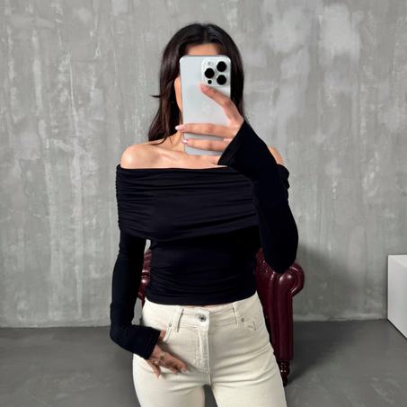 T-shirt coll bateau noir.