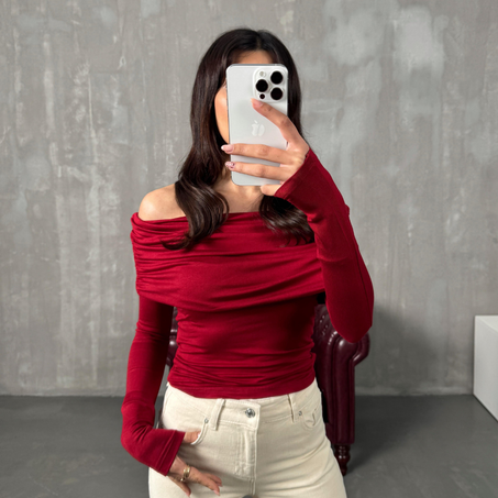 T-shirt coll bateau rouge.