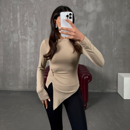 T-shirt slim beige avec Détail Boutonné.