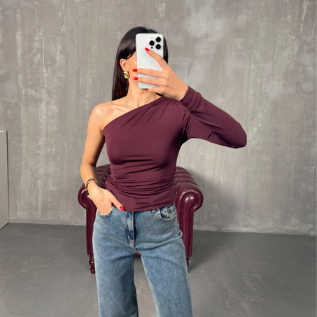 T-shirt À Manches Longues Asymétrique bordeaux foncé.