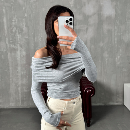 T-shirt coll bateau gris.