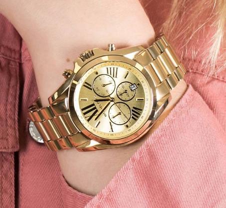 ساعة يد أنيقة مع علبة راقية