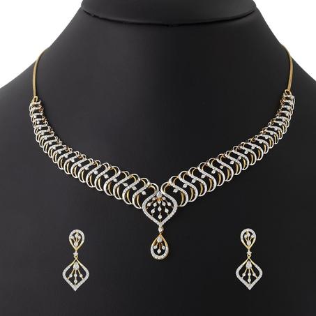 أقراط وقلادات