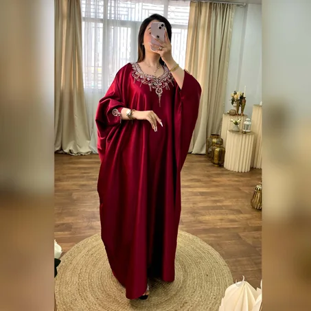 la robe qatarie assala - en satin-