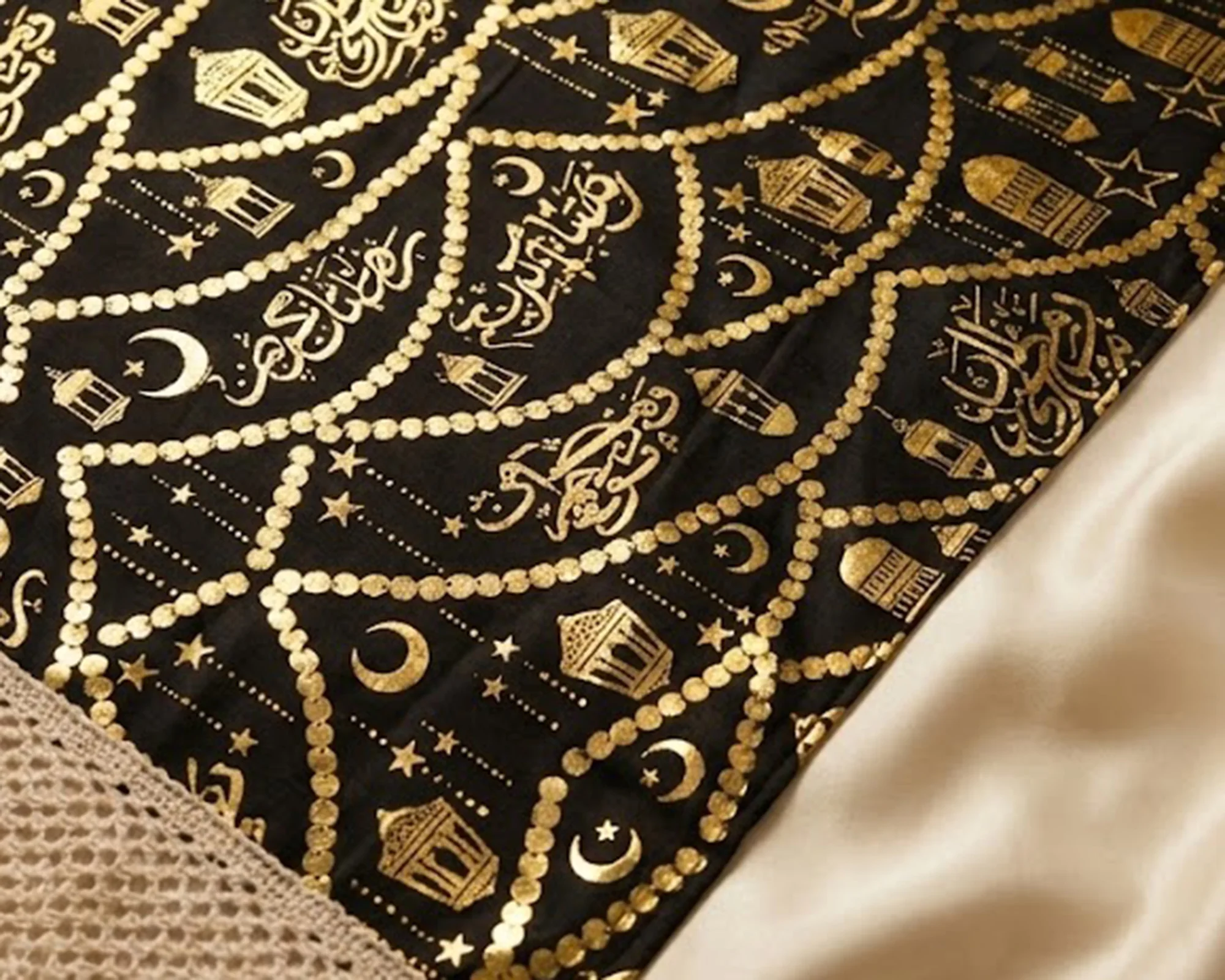 طقم رانر طاولة + 2 كفر كوشن (بيج × أسود) | تصميم رمضاني فاخر بتطريز ذهبي