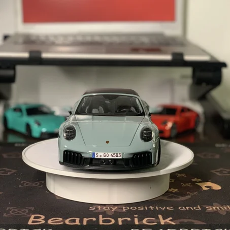 MAISTO - 1/18 - PORSCHE - 911 992-2 TARGA 4 GTS T-HYBRID 2024 - LIGHT GREEN GREY