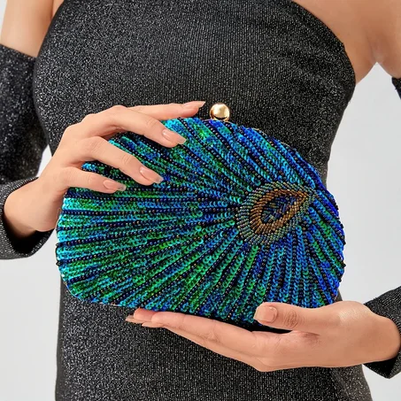 حقيبة يد أنيقة مزينة بريش الطاووس