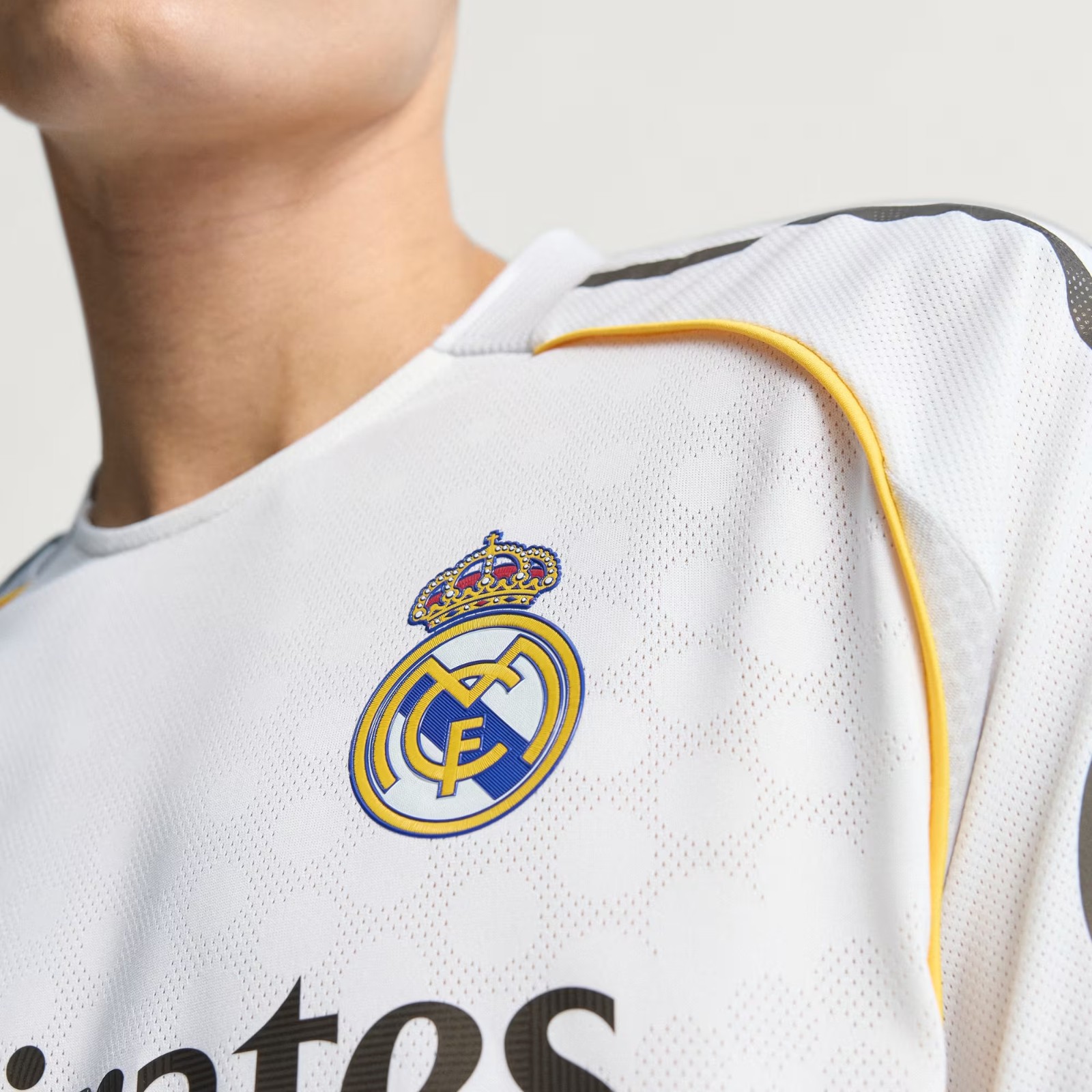 قميص ريال مدريد الرسمي لموسم 2025/26