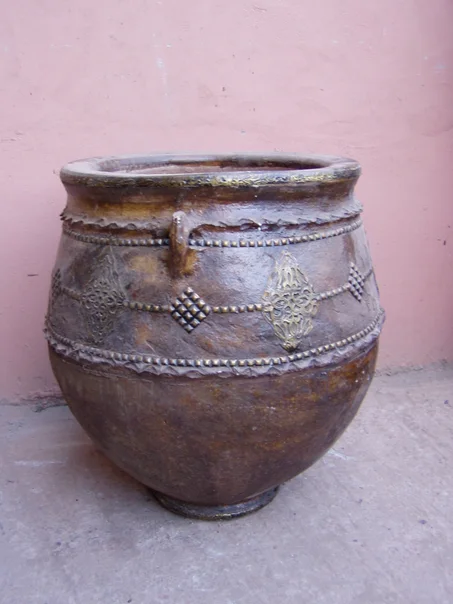 pot décoré par cuivre eteinté