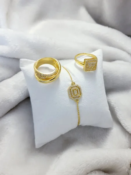 باك إكسسوارات نسائية ذهبية أنيقة (خواتم + سوار)