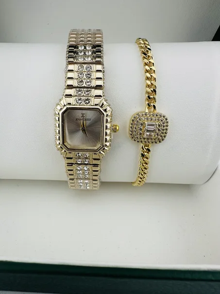 باك أنيق يجمع بين ساعة فاخرة وسوار راقي