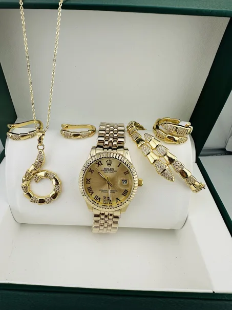 ✨ طقم "الثعبان الذهبي": جرأة الأناقة وسحر الفخامة ✨