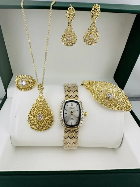 باك أنيق فيه ساعة وإكسسوارات متناسقة ✨