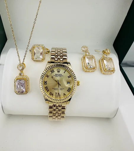 ✨ طقم المجوهرات الذهبي الفاخر: أناقة ملكية في قلب أحمر ✨