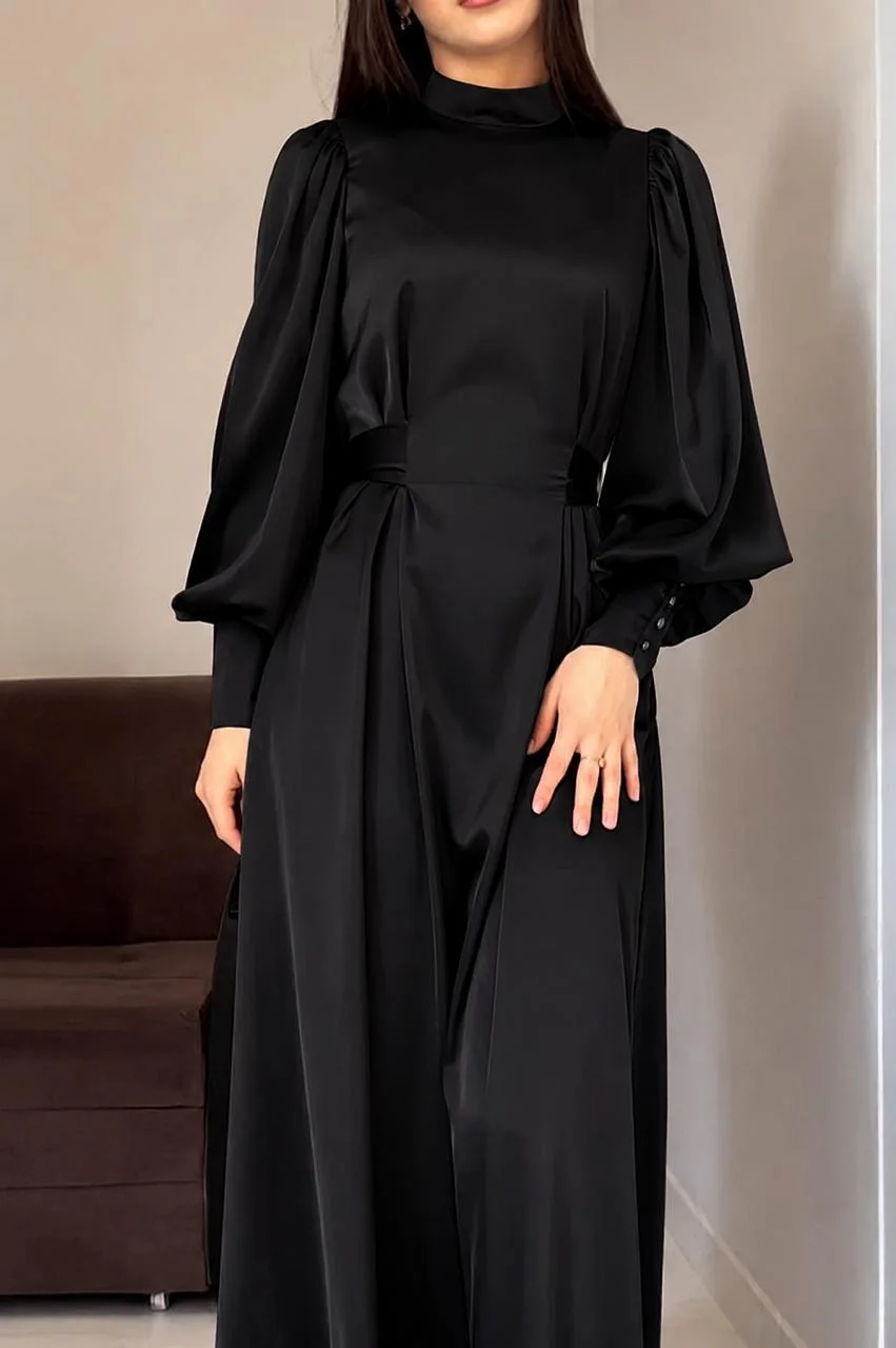 كسوة ساتان أنيقة بأكمام منفوشة