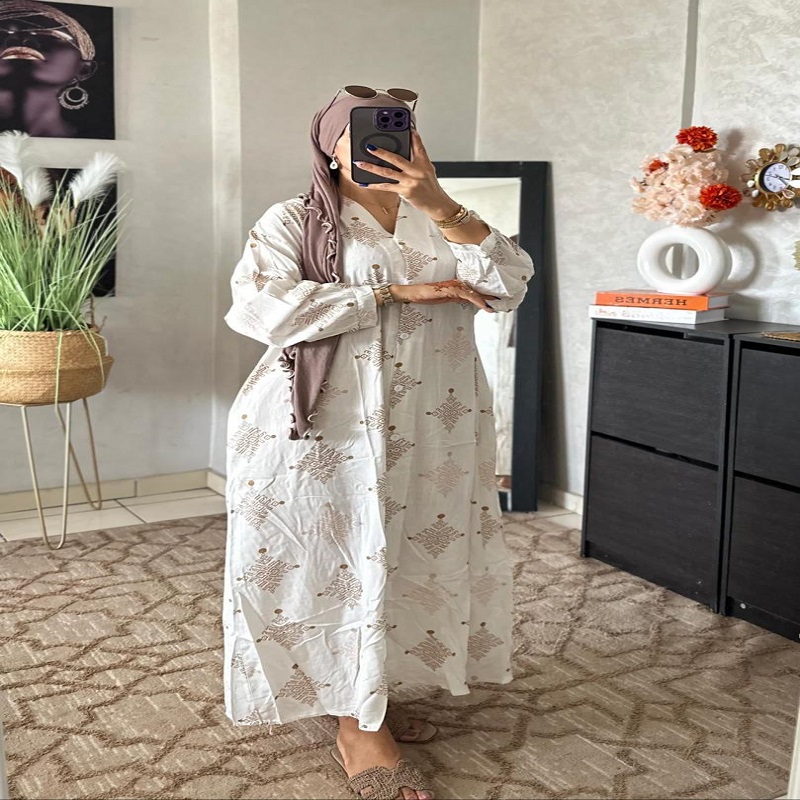 فستان طويل بأكمام مع أزرار