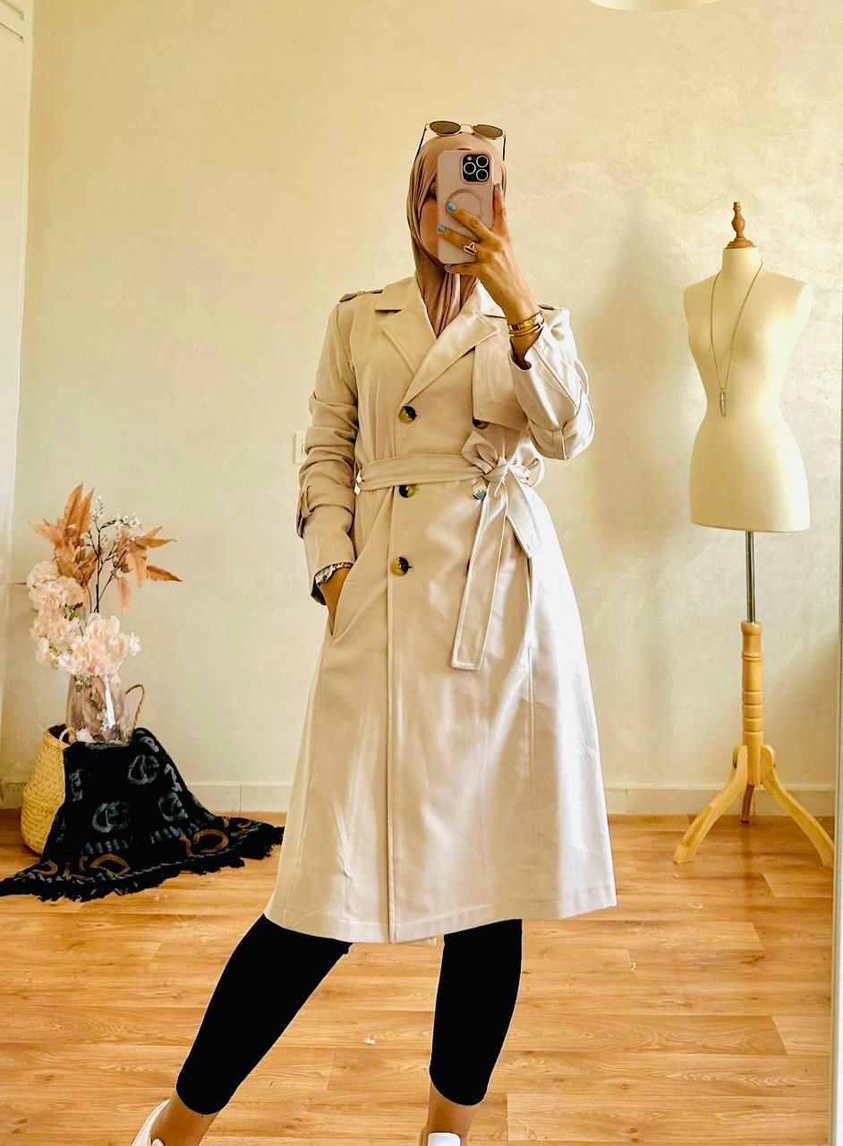 "مونطو أنيق بلون أزرق داكن وبيج: مزيج من الفخامة والدفء لإطلالة لا تُنسى 🧥💙✨"