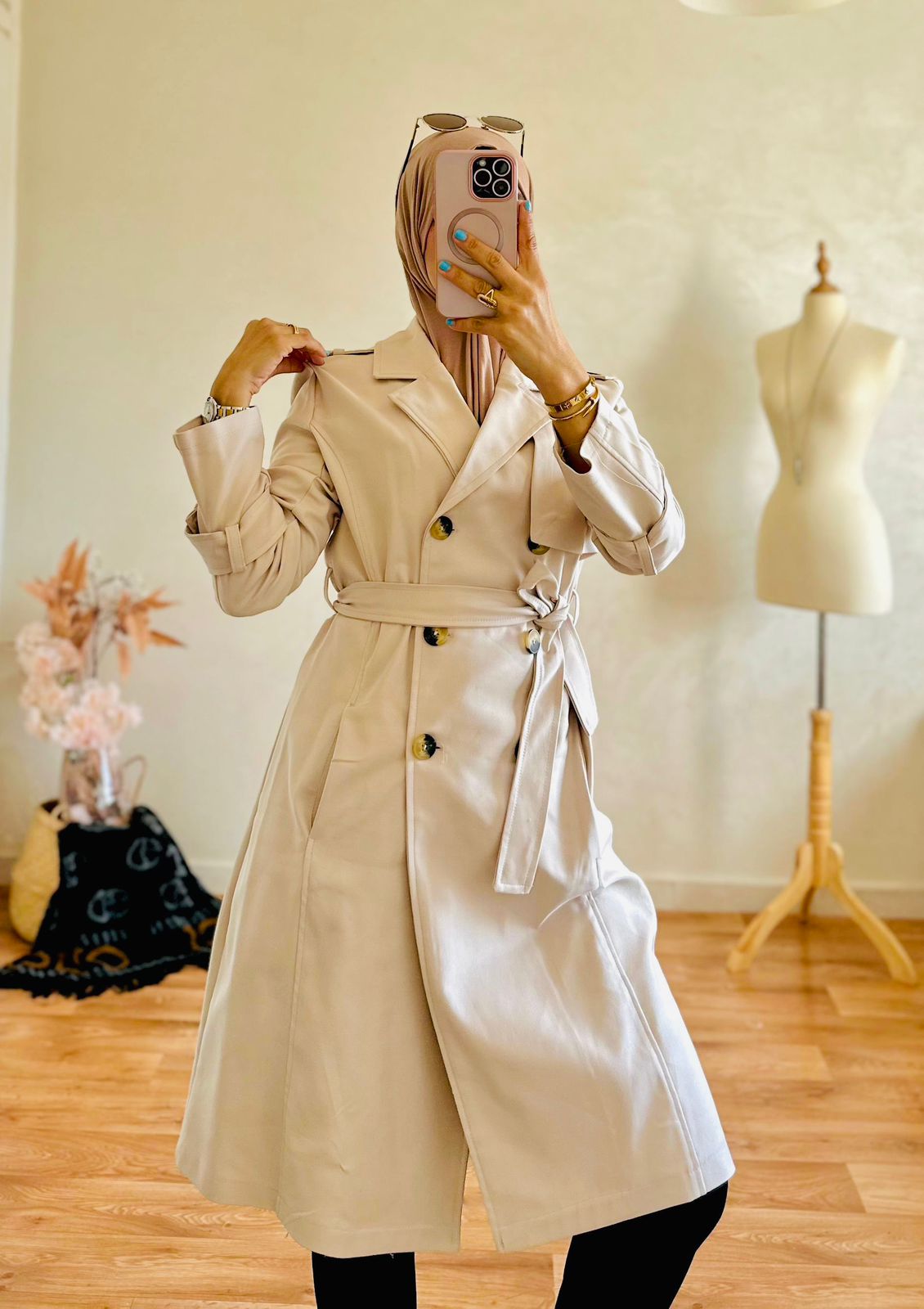 "مونطو أنيق بلون أزرق داكن وبيج: مزيج من الفخامة والدفء لإطلالة لا تُنسى 🧥💙✨"
