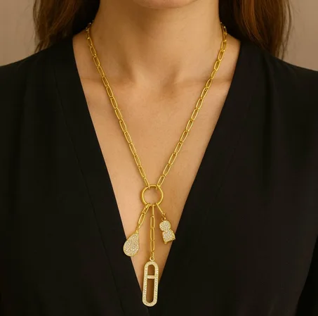 سطوار ذهبي أنيق بتصميم عصري، كيعطي لمسة فخامة لأي إطلالة، مناسب للاستعمال اليومي والمناسبات