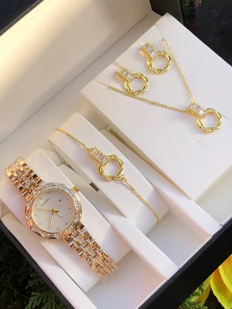 طقم مجوهرات نسائي أنيق باللون الذهبي مع ساعة فاخرة