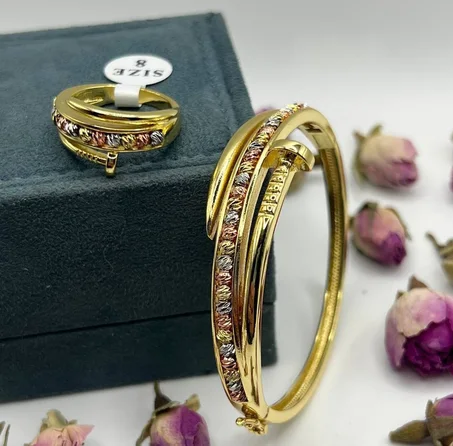 طقم بريسلية وخاتم ذهبي بنقشة ثلاثية الألوان