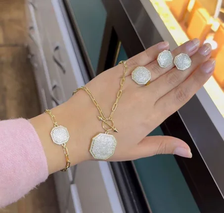 طقم مجوهرات ملكي فاخر بتصميم ثماني مرصّع بفصوص لامعة ولمسة ذهبية راقية