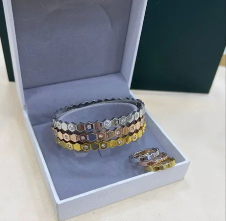 أساور وخواتم نسائية عصرية من الفولاذ المقاوم للصدأ