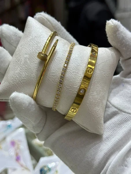 طقم أساور ذهبية فاخرة بتصميم أنثوي راقي