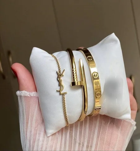 طقم أساور ذهبية فخمة بتصميم عصري وراقي