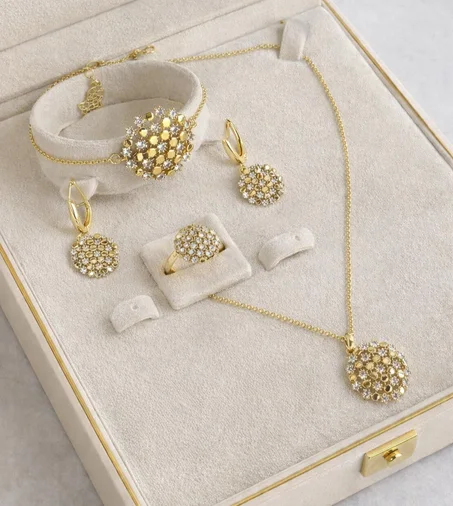 طقم مجوهرات نسائي أنيق مطلي بالذهب ومرصّع بفصوص لامعة