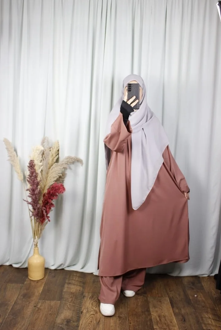 عباية ياسمين – ثوب كريب روزا ممتاز (النسخة الفاخرة)