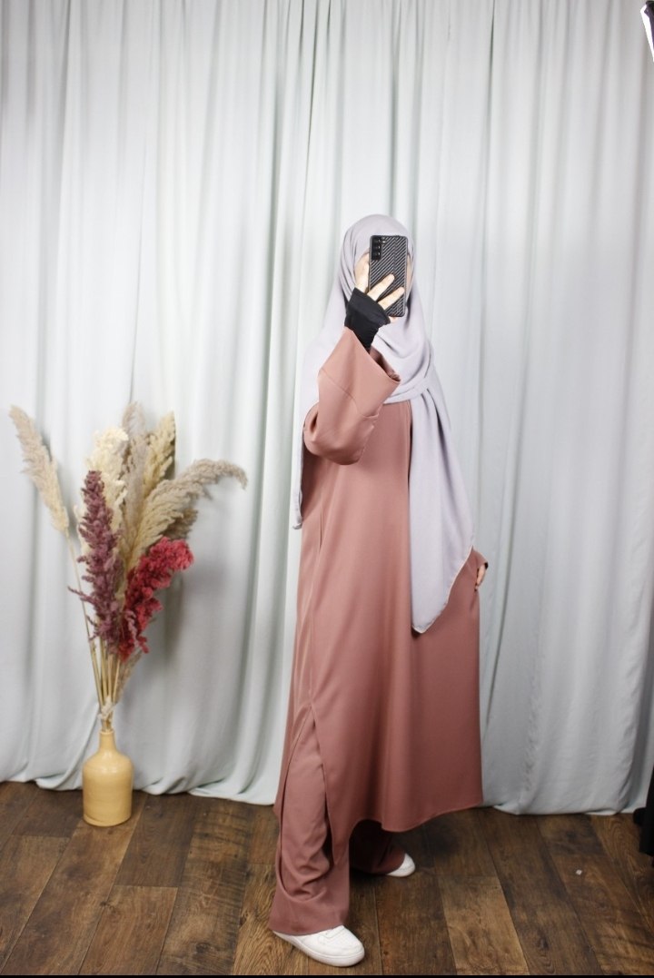 عباية ياسمين – ثوب كريب روزا ممتاز (النسخة الفاخرة)