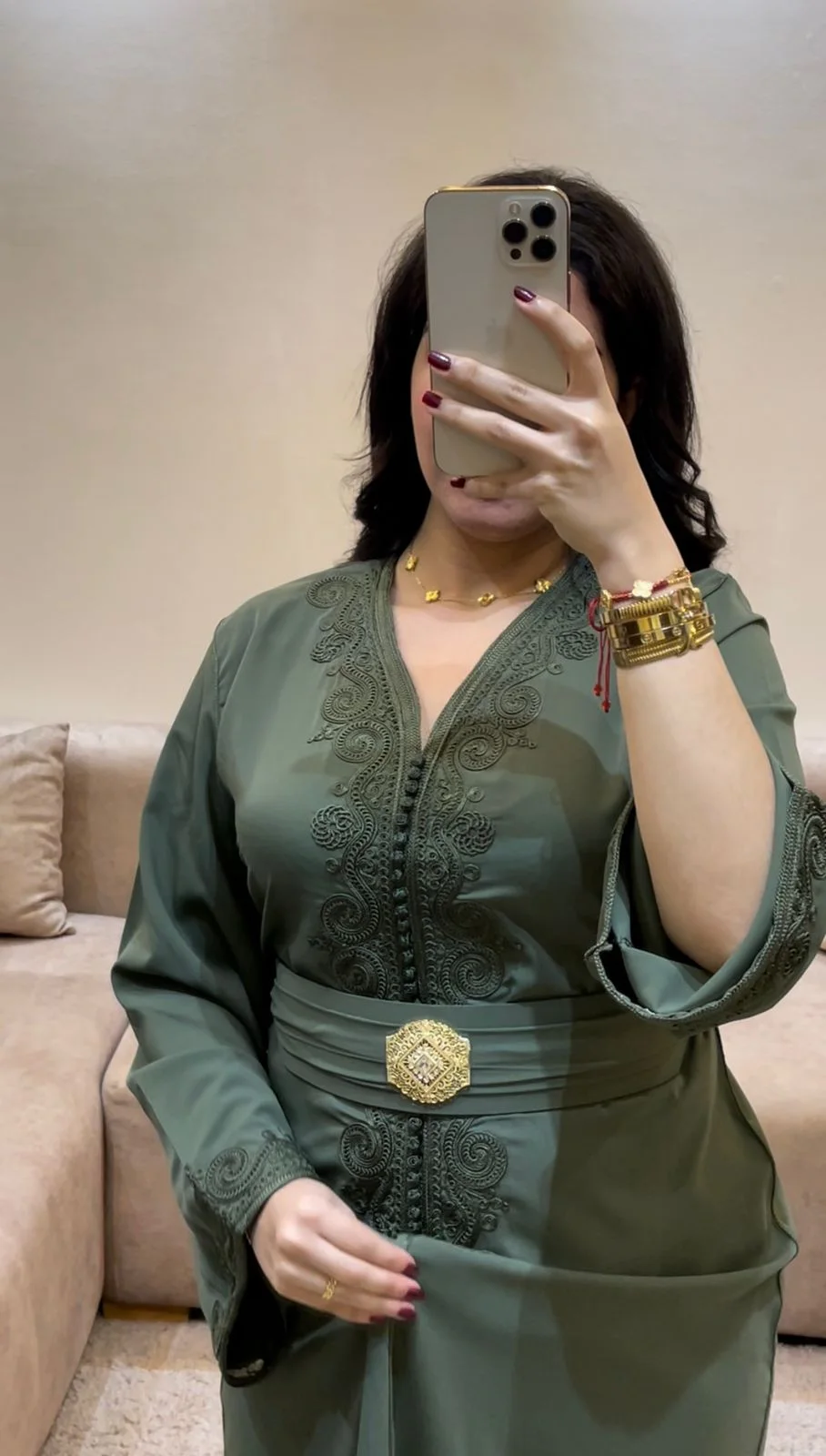 قفطان "سلطانة": تألقي كالأميرات بفخامة خدمة المعلم ونعومة الكريب الأصيل