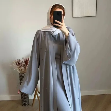 عباية فاخرة من قطعتين: أناقة بتنبات يدوي متقون