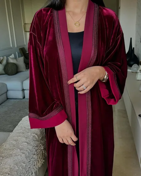 الكيمونو المخملي: لمسة الفخامة اللي كانت ناقصاكِ