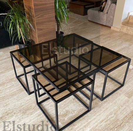 Un ensemble de cinq tables
