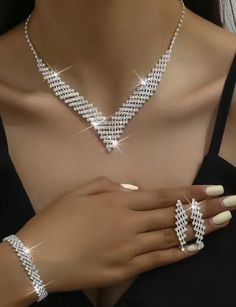 الملابس والإكسسوارات (Clothing & Accessories)