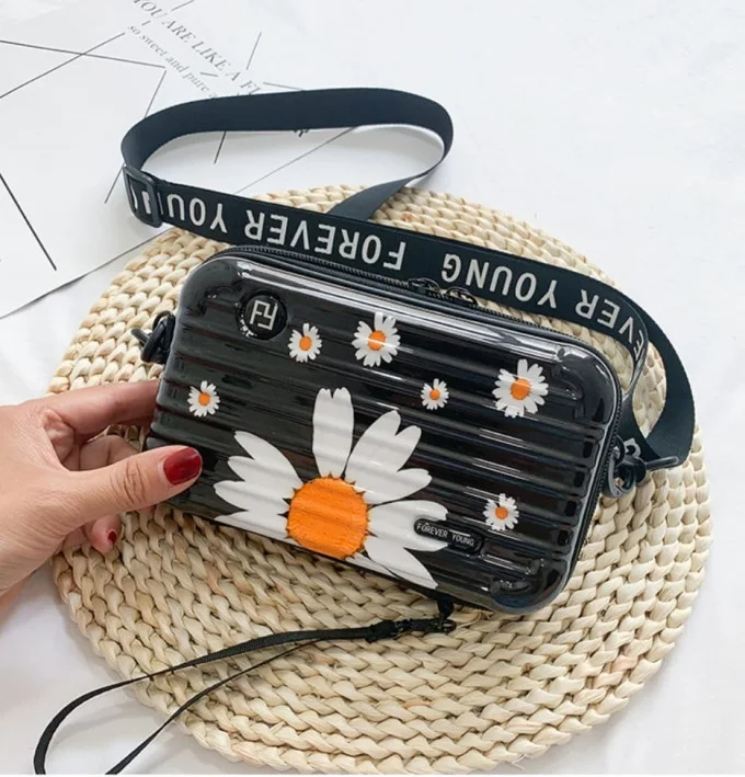 حقيبة نسائية صغيرة على شكل ديزي