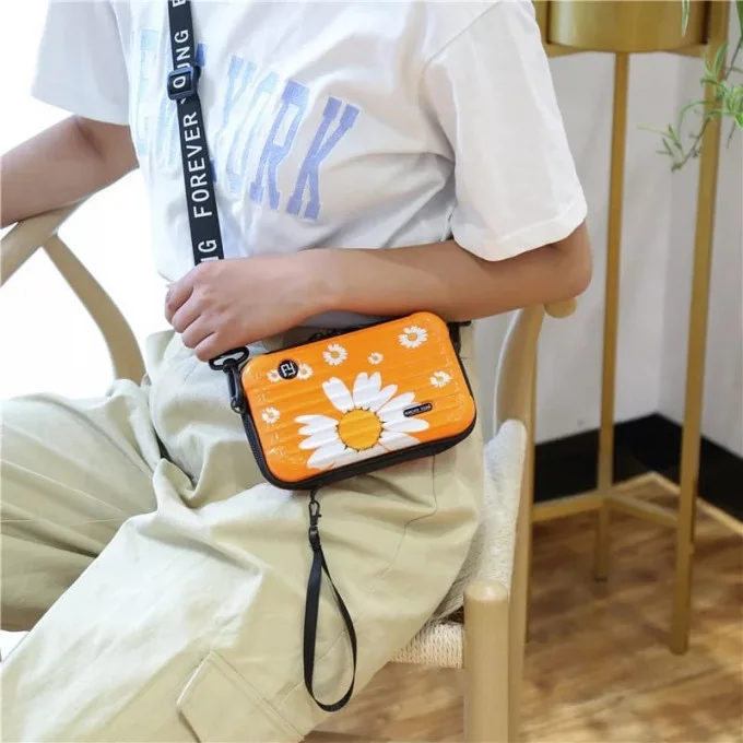 حقيبة نسائية صغيرة على شكل ديزي