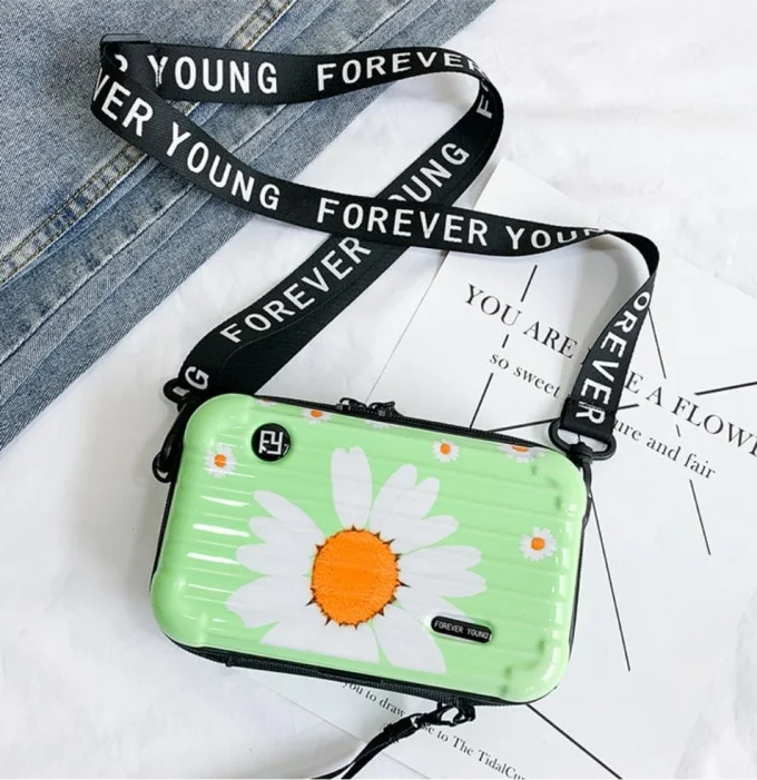 حقيبة نسائية صغيرة على شكل ديزي