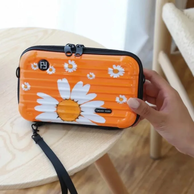 حقيبة نسائية صغيرة على شكل ديزي