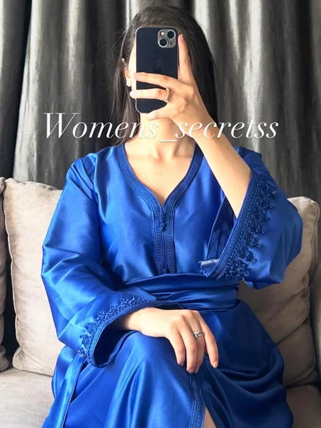 قفطان الموسم  بتفاصيل فنية راقية يليق بذوقك. قماش ميرنا الاصلي . 📦 عرض خاص! 🚚 التوصيل مجاني لكل ولايات الوطن 🇩🇿 ⏰ سارع بالطلب الآن!