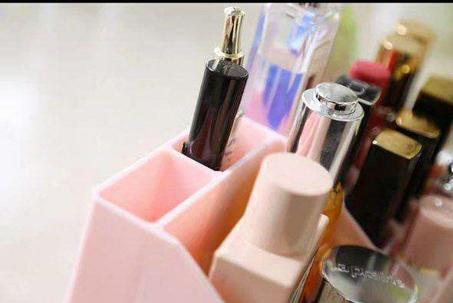 منظم مكياج اكليرك لون بينك