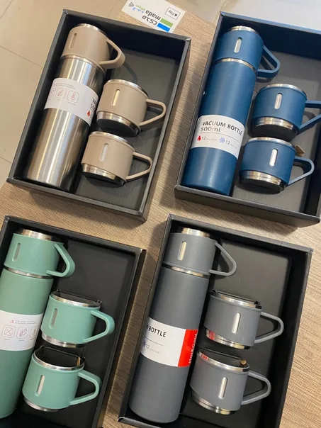 حافظة المشروبات الأنيقة مع ثلاثة اكواب 3 cups