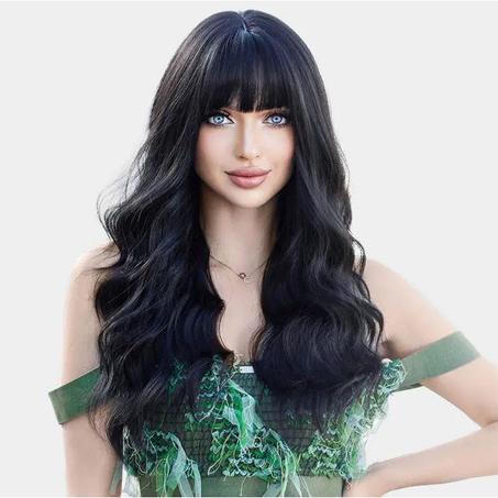 باروكة شعر مجعّد طويل وعندها الكصة