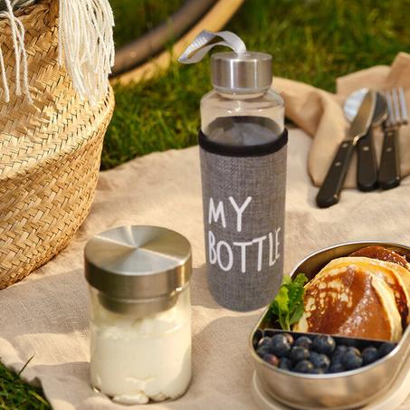 bouteille en verre avec un couvercle , pour votre boisson préférée. قنينة زجاجية بغطاء لمشروبك المفضل.