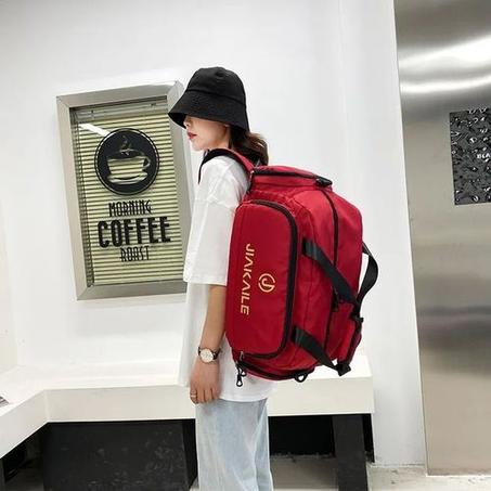 حقيبة ظهر لتخزين الملابس، وحقيبة كتف رياضية، وحقيبة يد للأمتعة