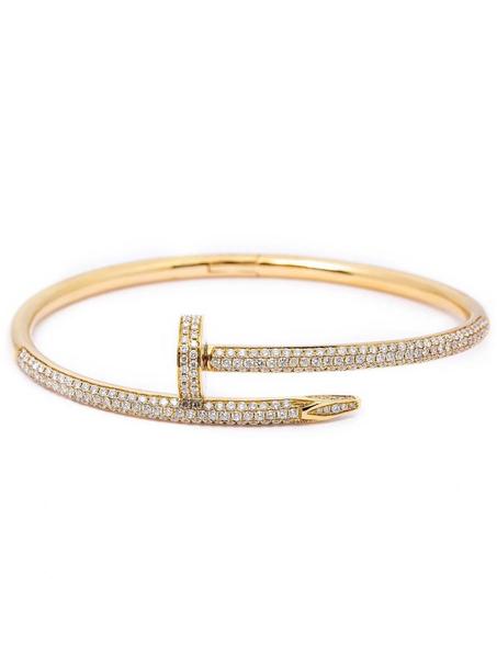 لمسة ذهبية إشرقة خالدة