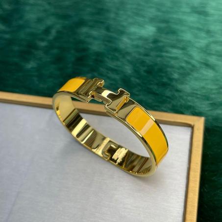 سوار Hermès الأيقوني – لمسة فاخرة لمعصمك